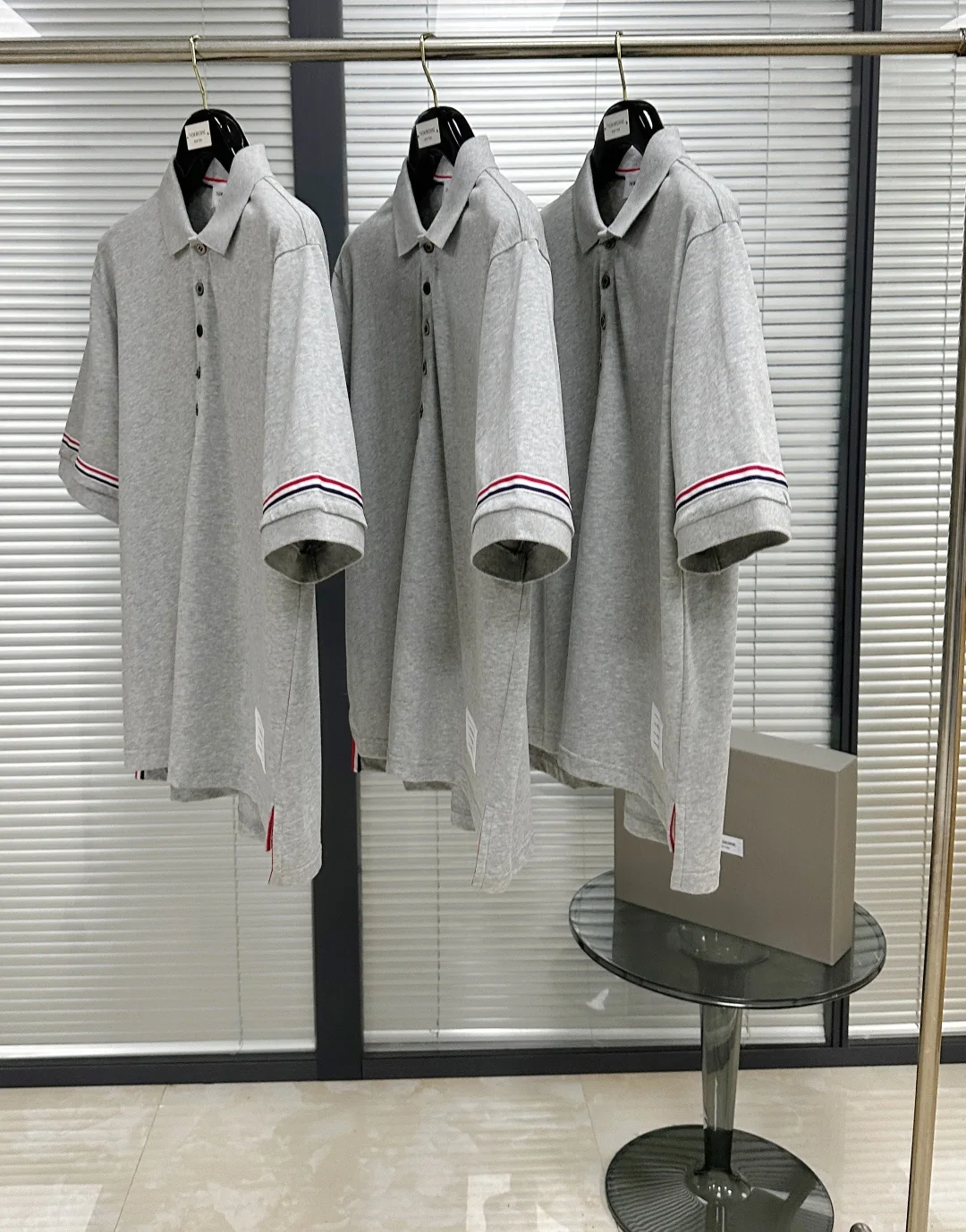 톰브라운 남성 TB 더블 소매 스트라이프 반팔 폴로 티셔츠 상세 이미지 6