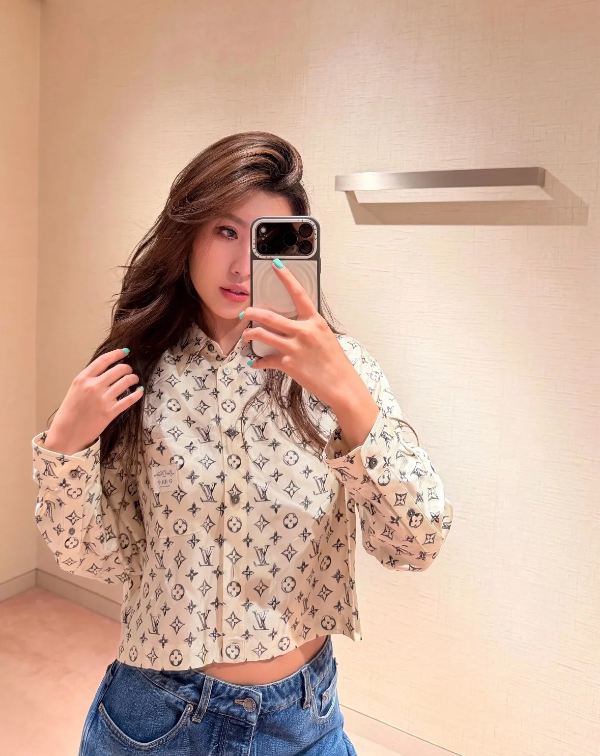 루이비통 새틴 모노그램 프린트 크롭 셔츠 상세 이미지 9