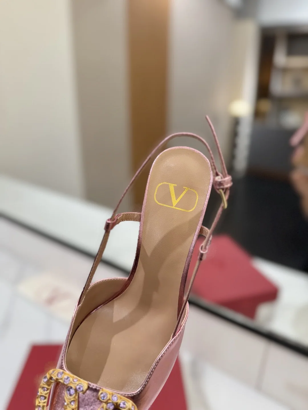 발렌티노 뾰족 앞코 V 버클 샌들 상세 이미지 8