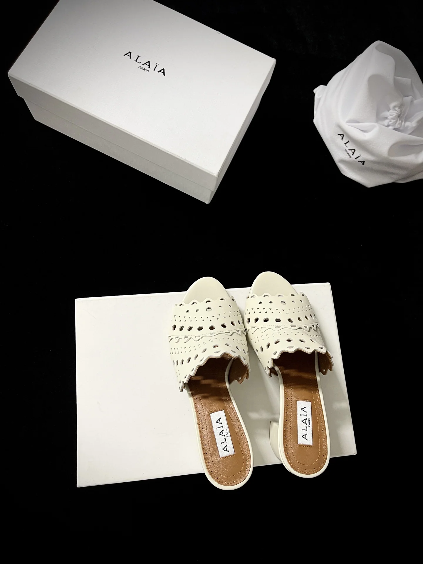 알라이아 투각 디테일 슬립온 여성 구두 상세 이미지 2