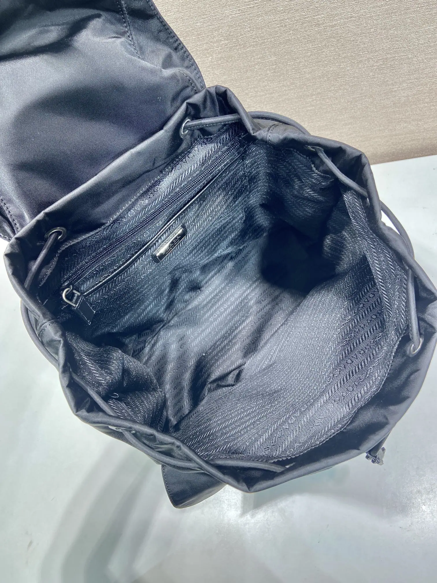 프라다 리나일론 광택 숄더백 2VZ110 상세 이미지 8