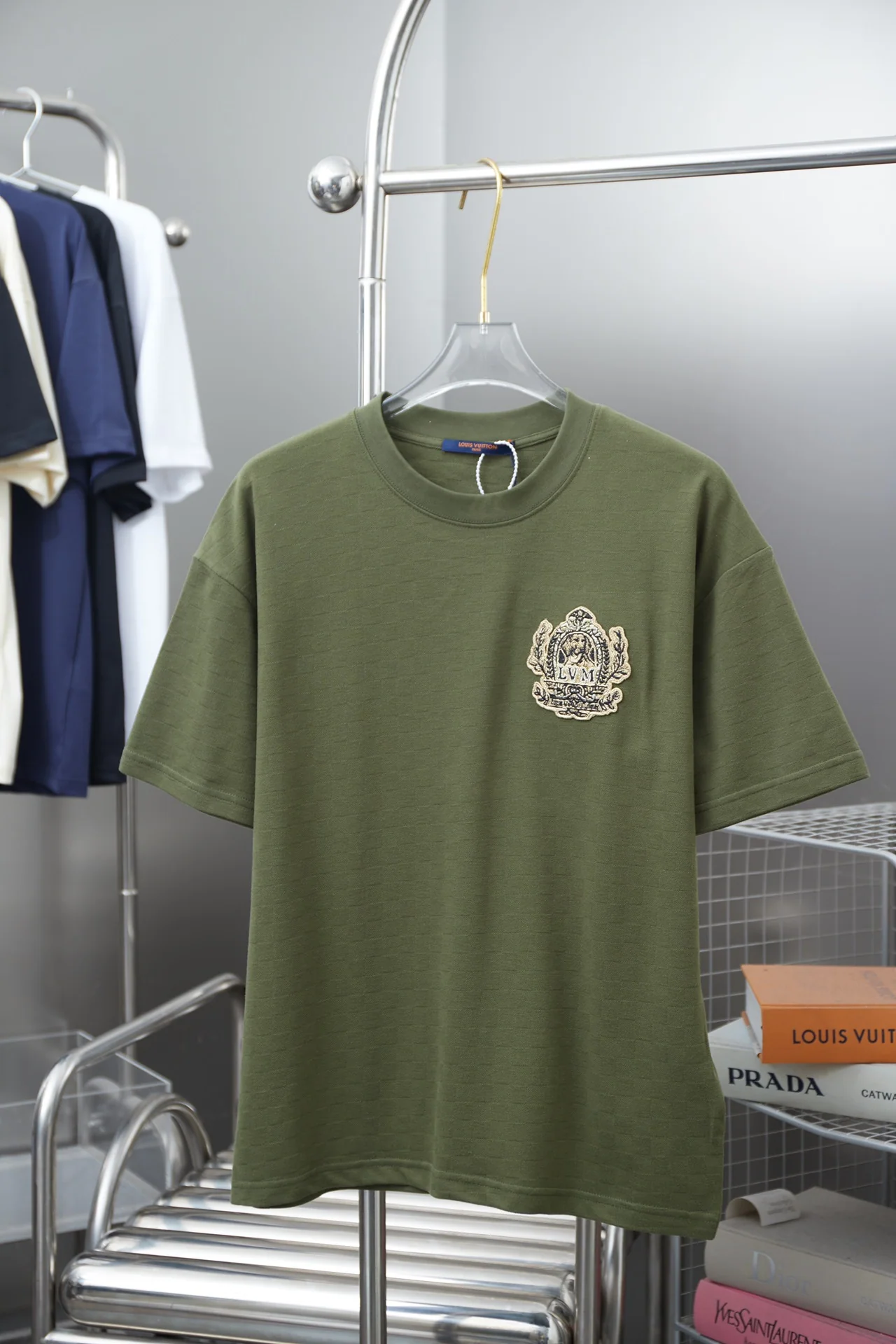 루이비통 체크 자카드 크라운 자수 남성 반팔 티셔츠 26 SS 상세 이미지 1