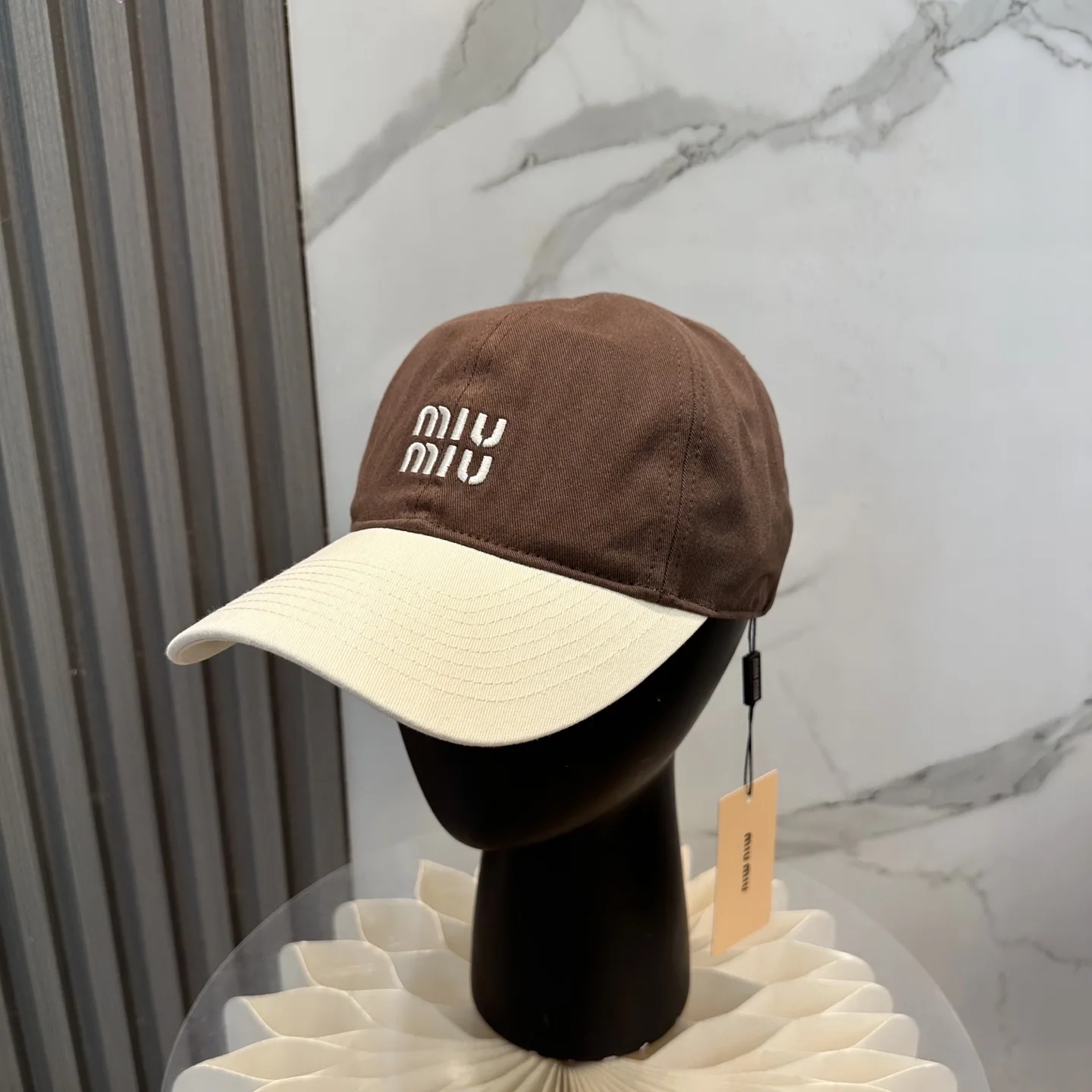 미우미우 컬러 블록 자수 야구모자 118988