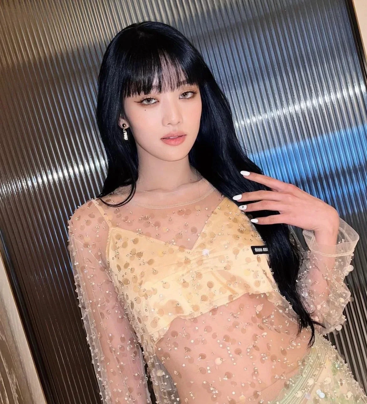 미우미우 레터 스터드 귀걸이 상세 이미지 2