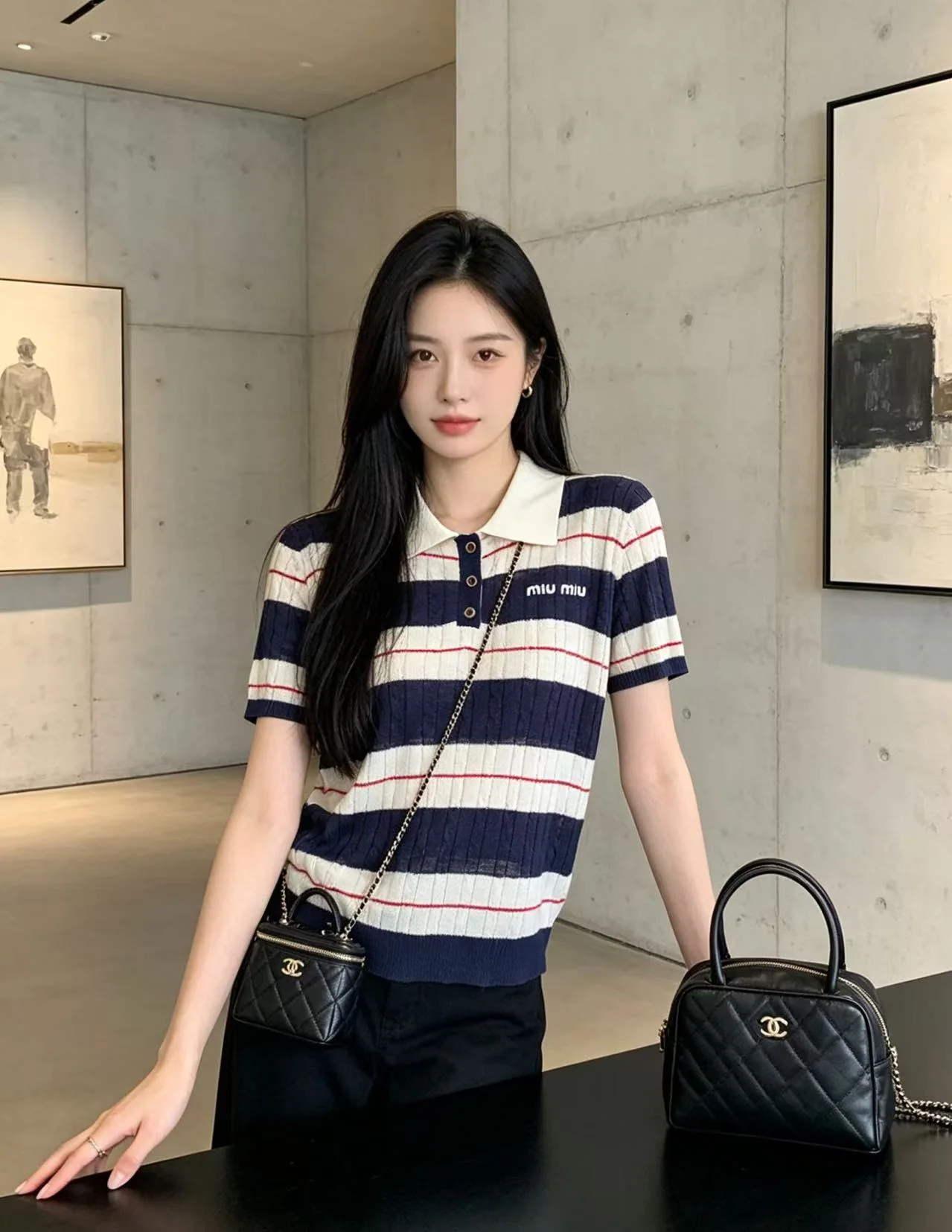 미우미우 로고 자수 스트라이프 슬림핏 카라 반팔 티셔츠 45190