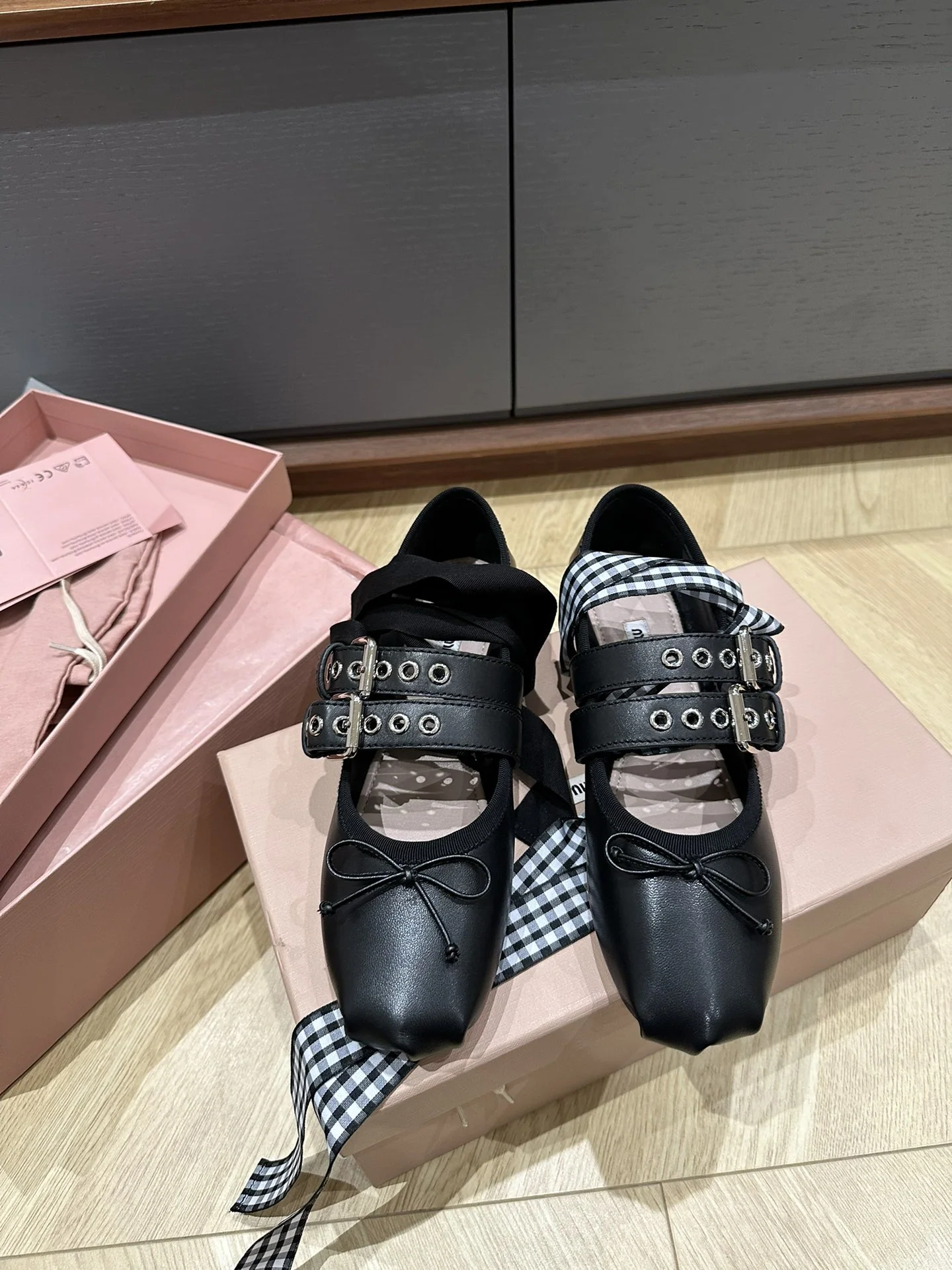 미우미우 클래식 레이스업 신발 상세 이미지 2