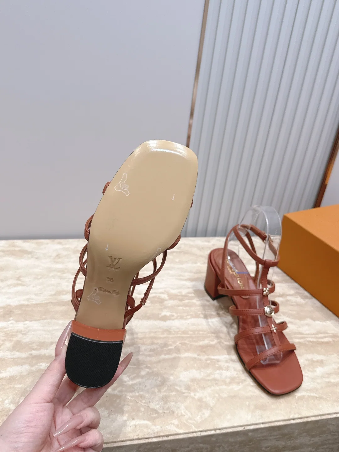 루이비통 메탈 버클 청키 힐 샌달 상세 이미지 6