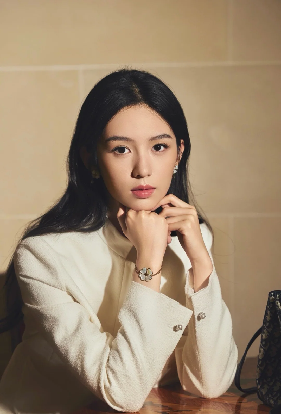 디올 머더오브펄 클로버 비대칭 진주 귀걸이 상세 이미지 2