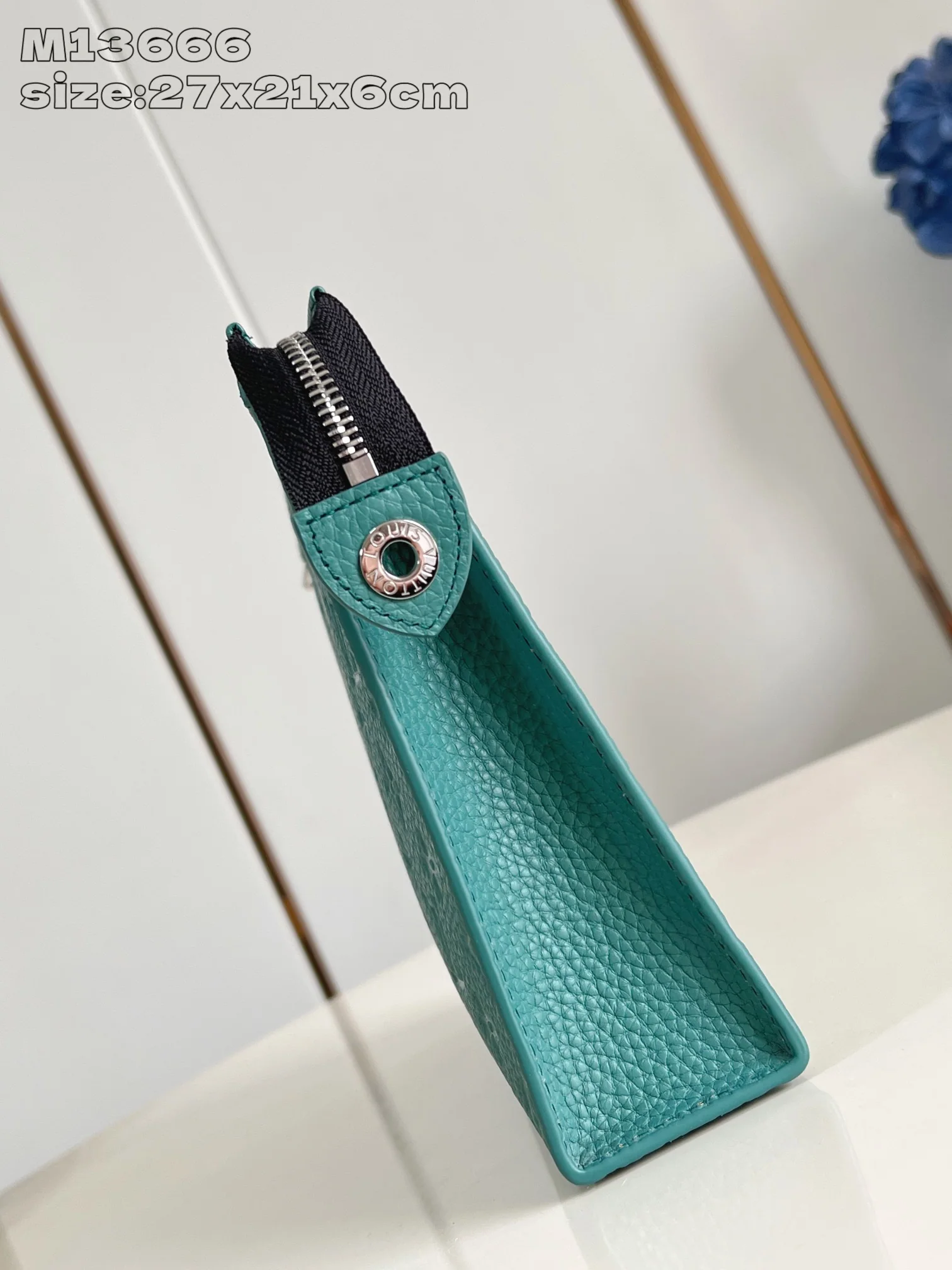 루이비통 M13666 블랙 포쉐트 핸드백 미디엄 모노그램 상세 이미지 5