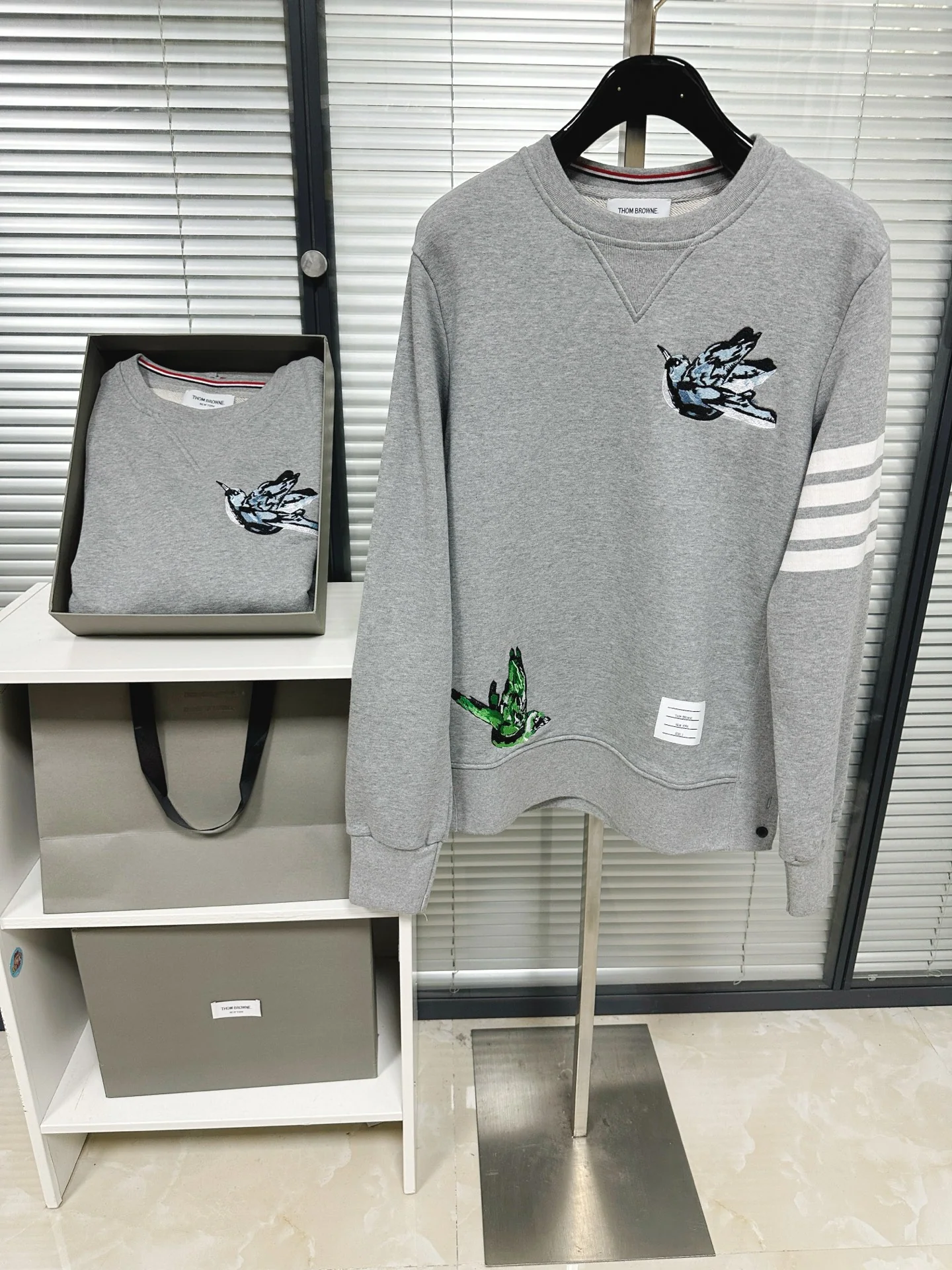 톰브라운 남성 그레이 4 바 스트라이프 자수 새 크루넥 후디 긴팔 상세 이미지 5