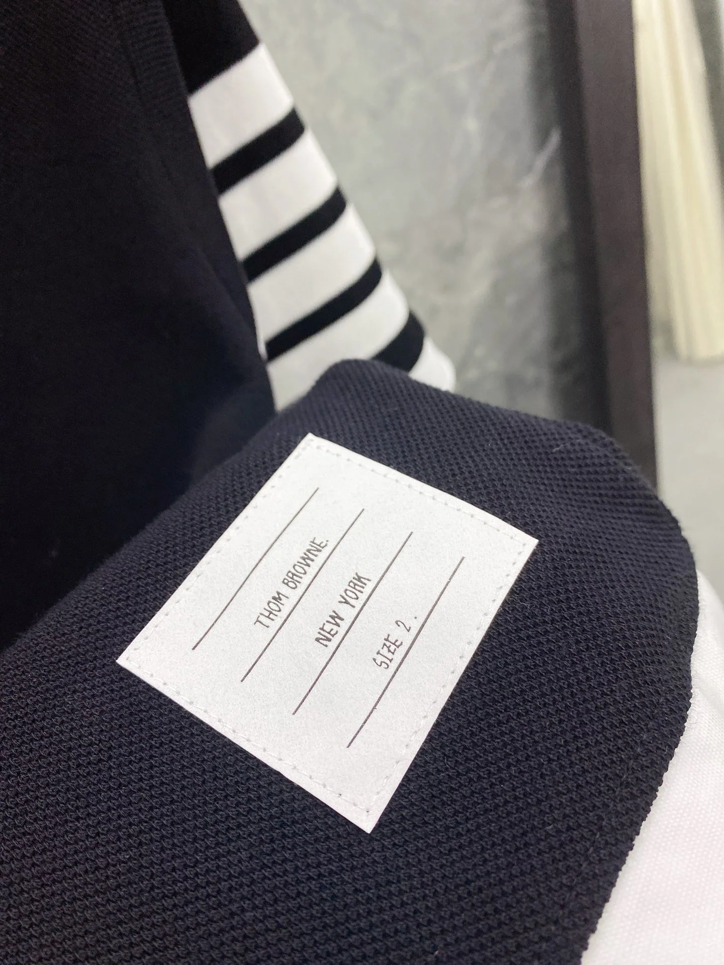 톰브라운 남여공용 피케 메시 반팔 티셔츠 상세 이미지 5