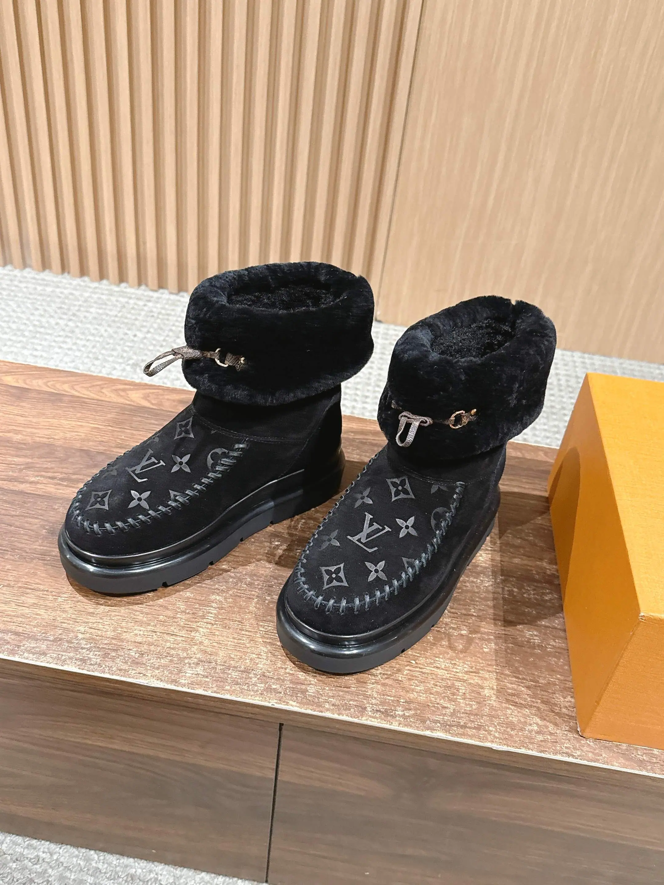 루이비통 코르티나 모노그램 앵클부츠 상세 이미지 2