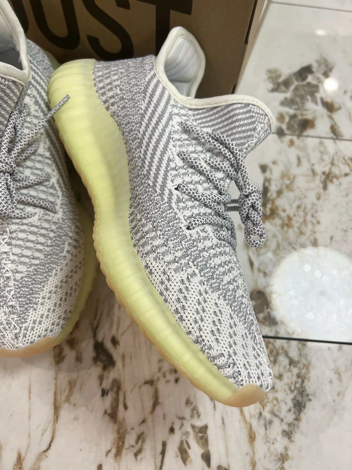 아디다스 YEEZY350 남성 신발 상세 이미지 4