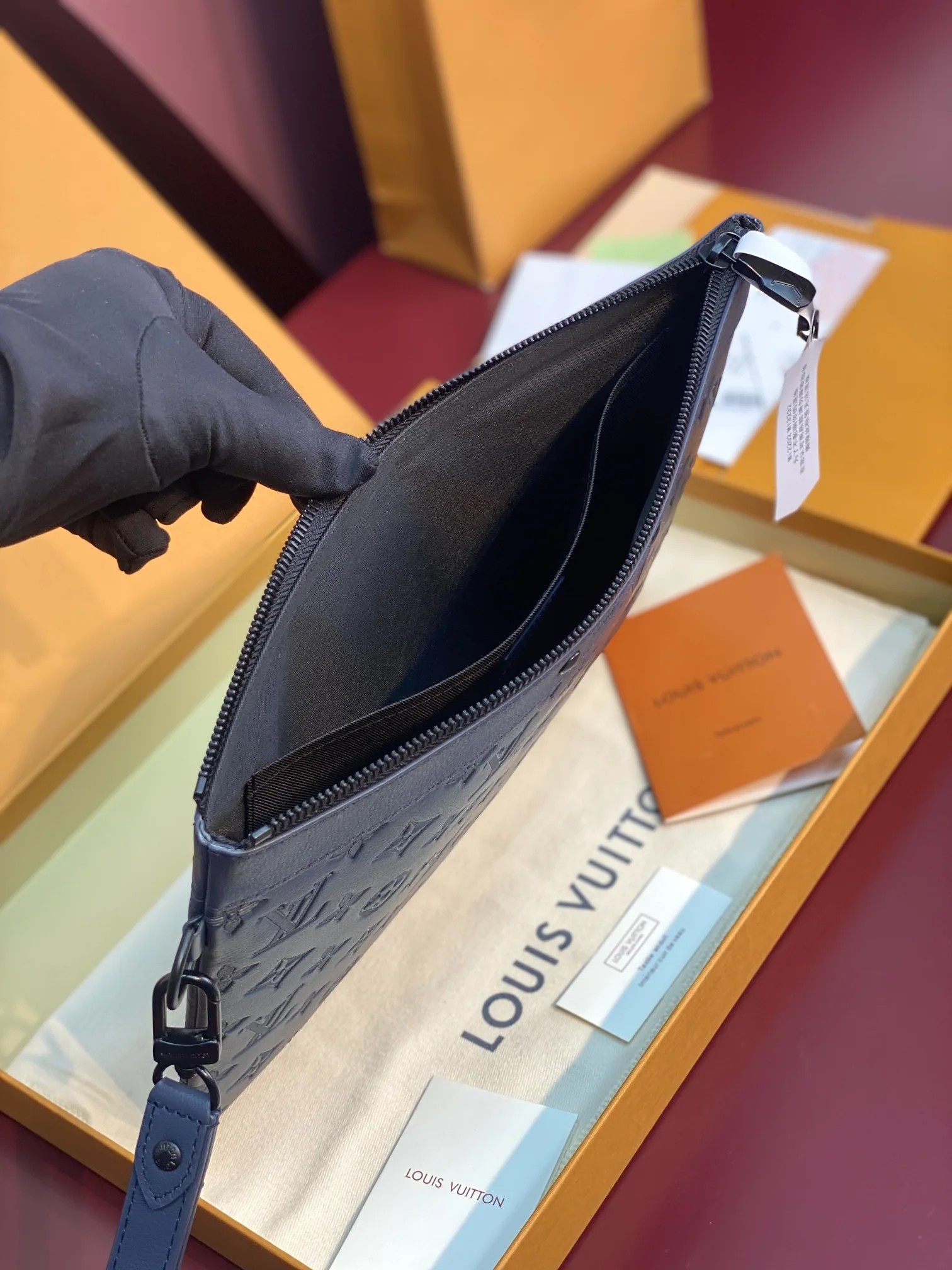 루이비통 모노그램 섀도우 엠보싱 포쉐트 투고 클러치 M14914 상세 이미지 3