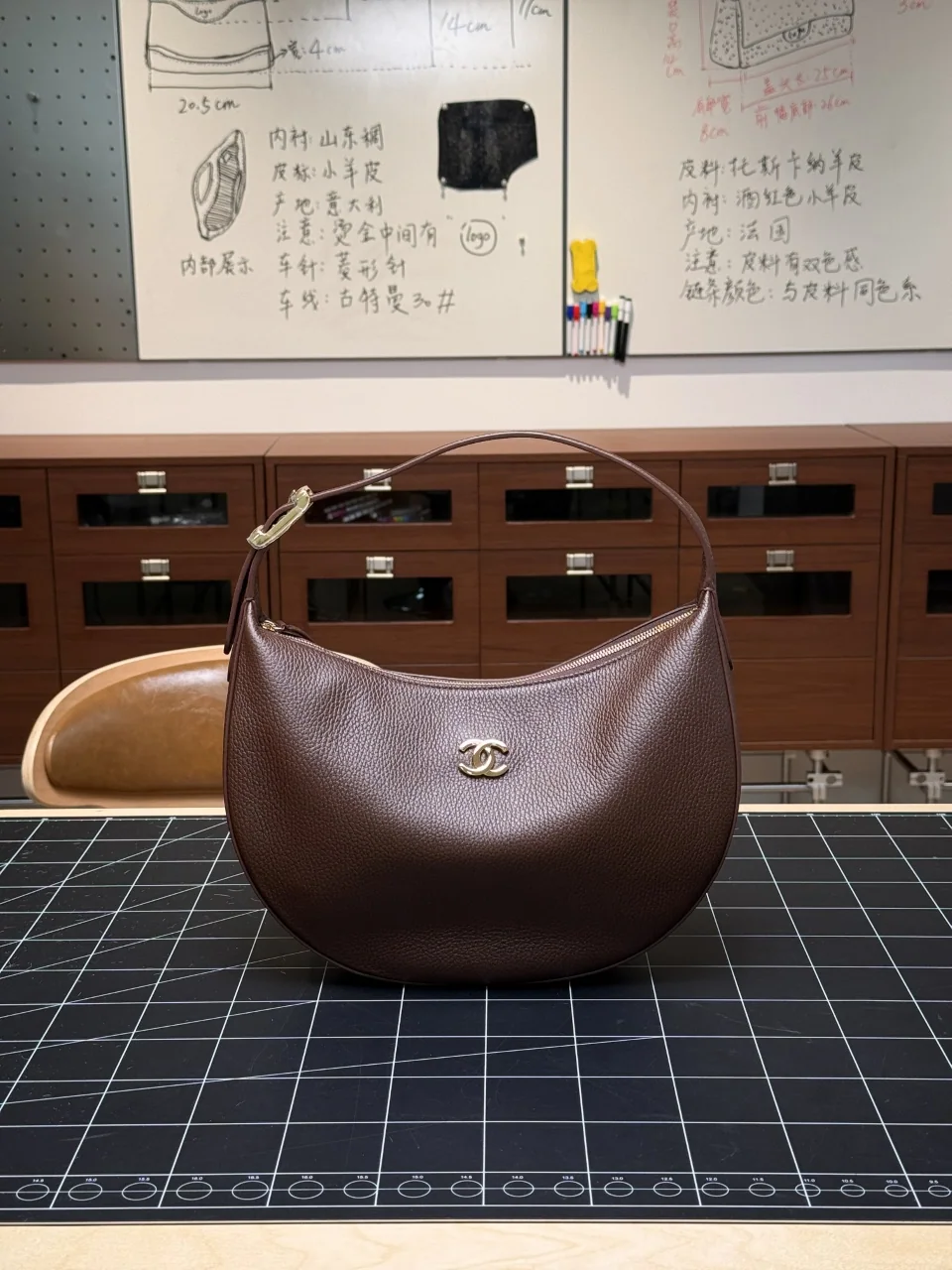 샤넬 크레센트 문 옥스 대형 가방 143478