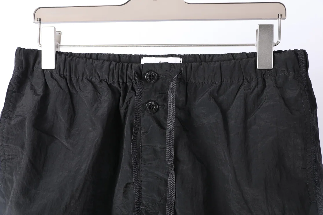 스톤아일랜드 메탈릭 나일론 경량 남성 반바지 상세 이미지 3