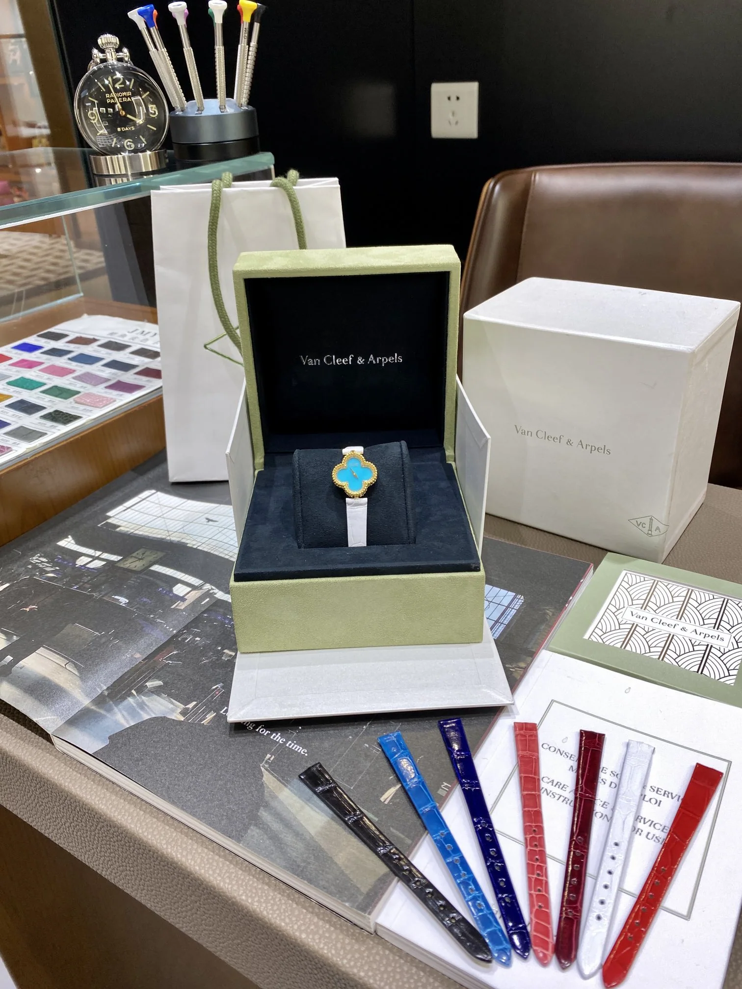반클리프 아펠 스위트 알함브라 쿼츠 다이아 골드 오닉스 자개 여성 시계 레플리카 44958 Van Cleef & Arpels