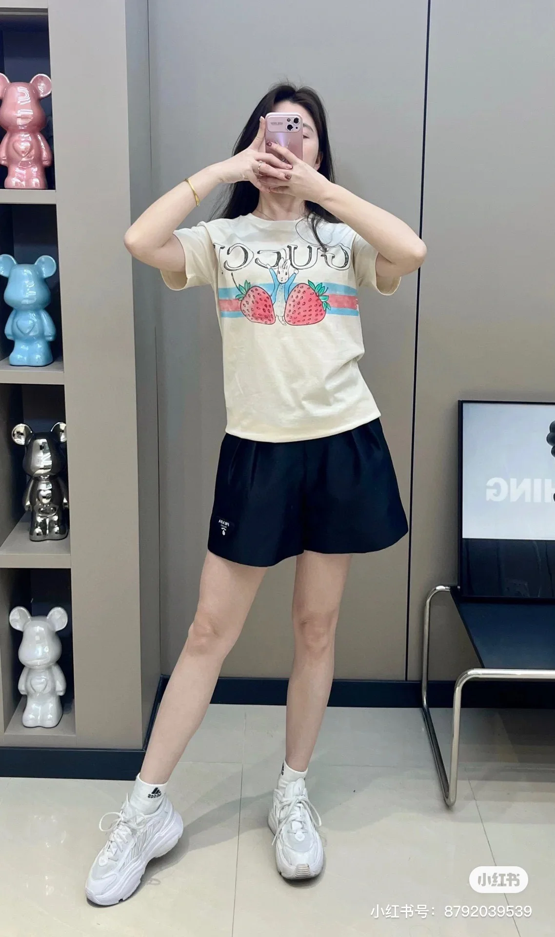 구찌 스트로베리 래빗 프린트 크루넥 반팔 티셔츠 상세 이미지 3
