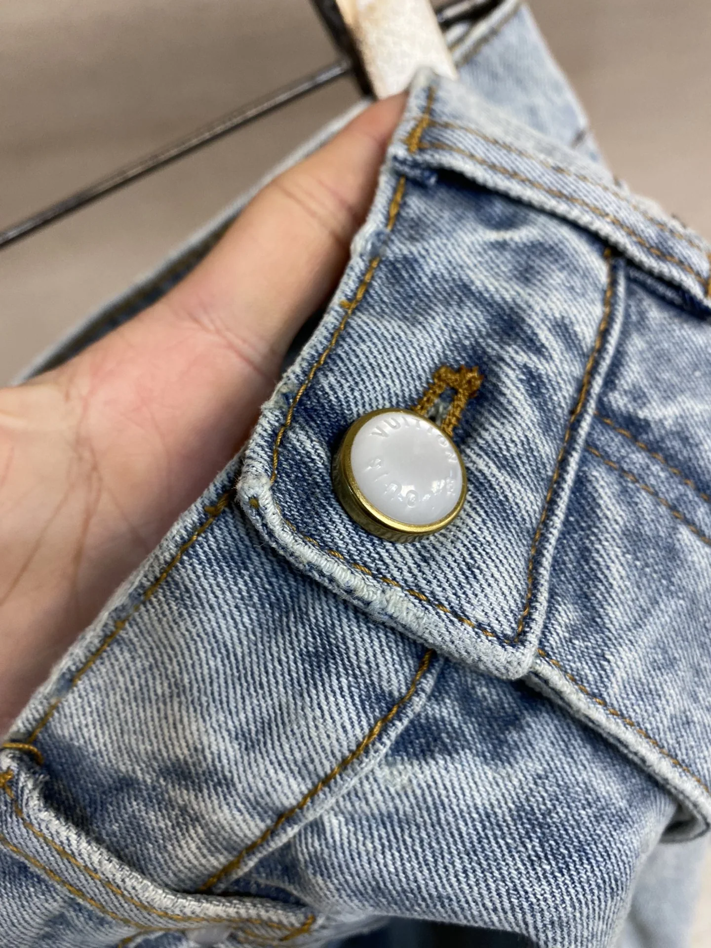 루이비통 LV 로고 자수 와이드 데님 바지 상세 이미지 4