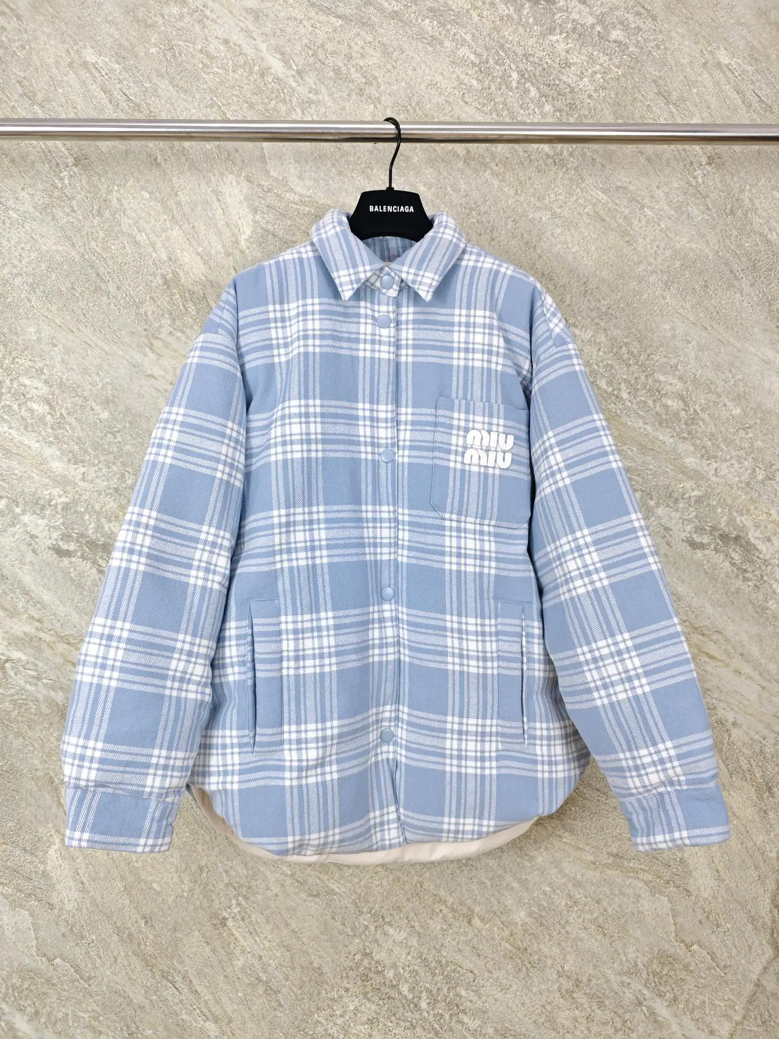 미우미우 브러시드 체크 다운 자켓 25FW