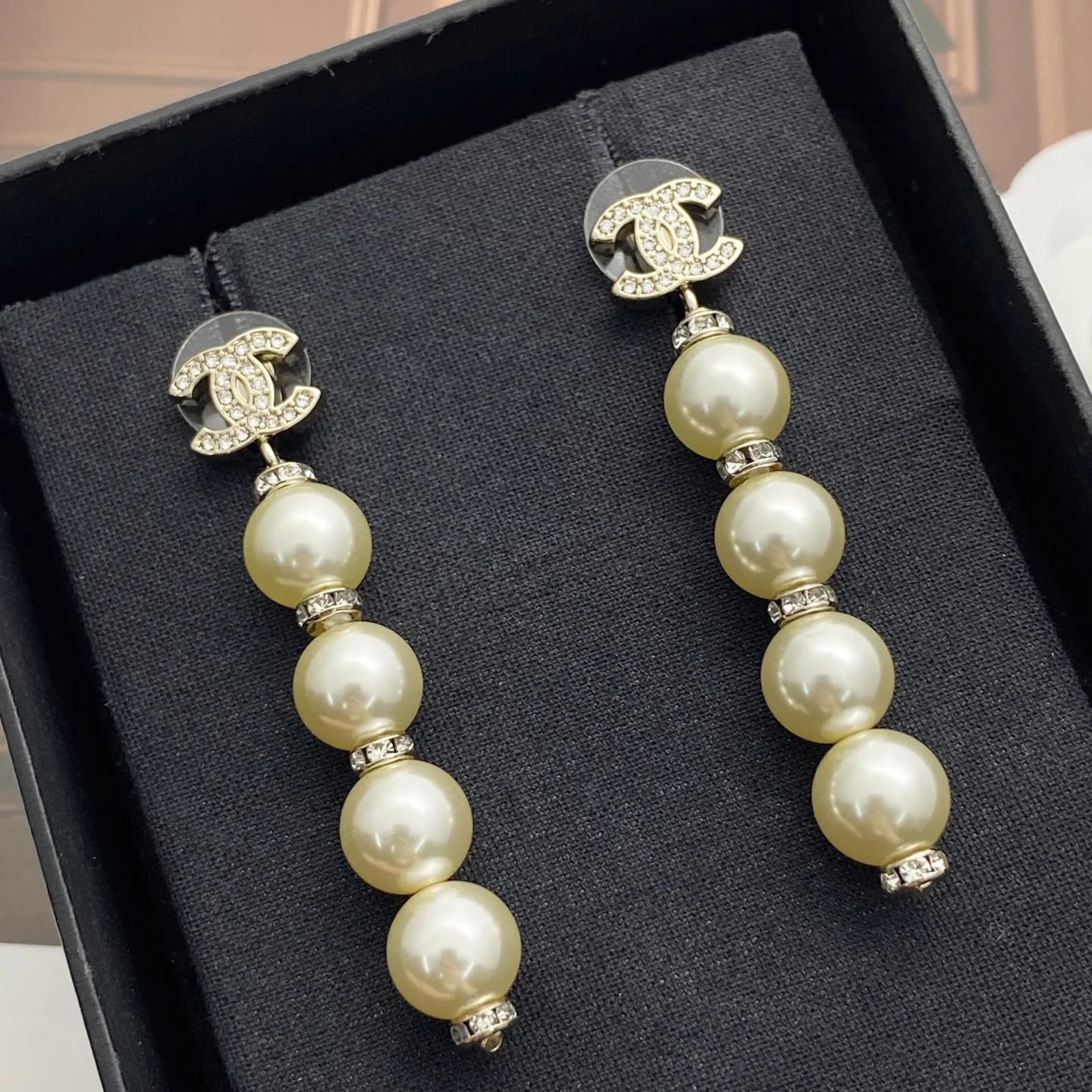 샤넬 라인스톤 더블 C 태슬 진주 귀걸이 상세 이미지 9