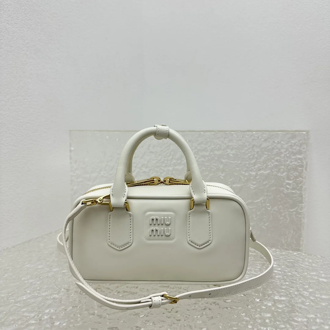 미우미우 스몰 화이트 볼링백 상세 이미지 2