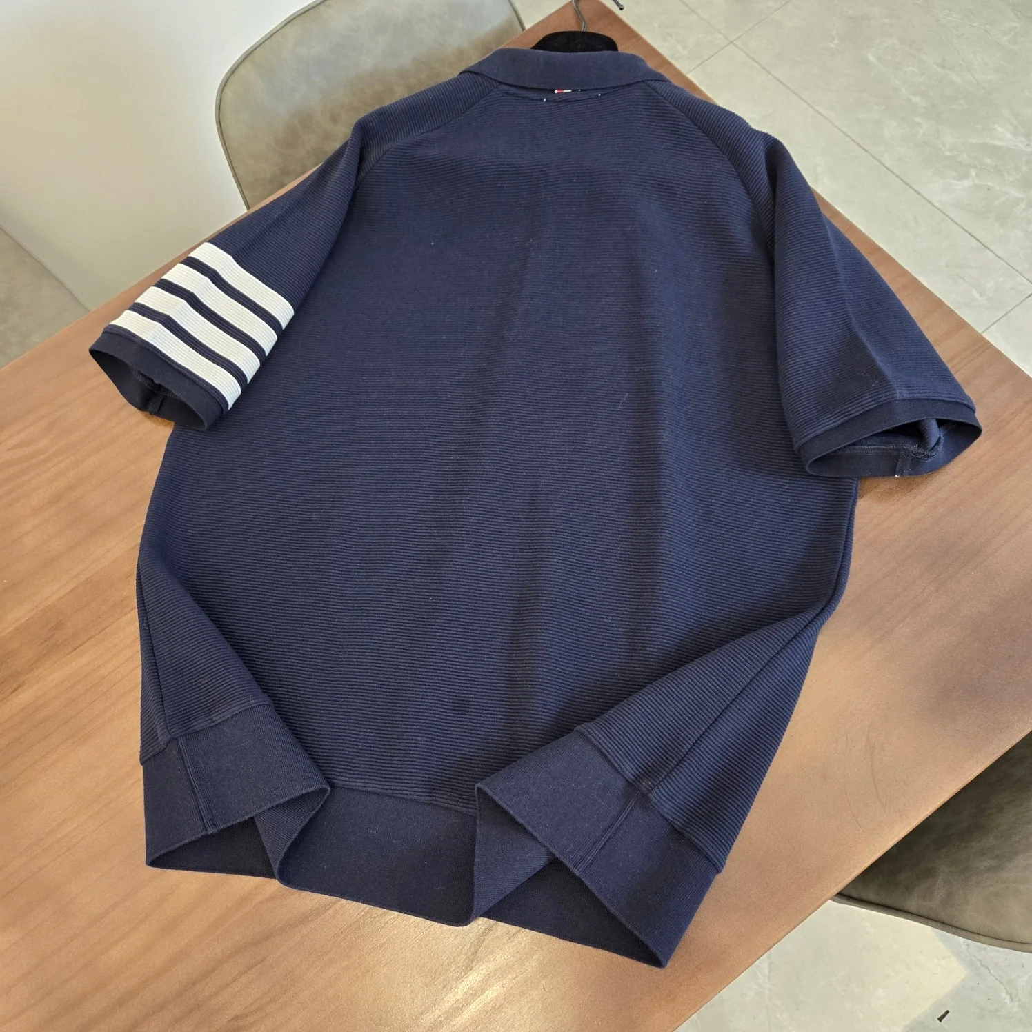톰브라운 워터 리플 코마 코튼 반팔 티셔츠 상세 이미지 2