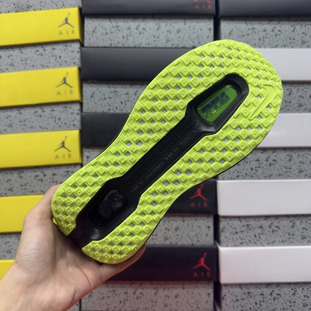나이키 [5A] 보메로 프리미엄 QS IR2168-002 201766 Nike Vomero Premium QS Black Volt Glow 상세 이미지 2
