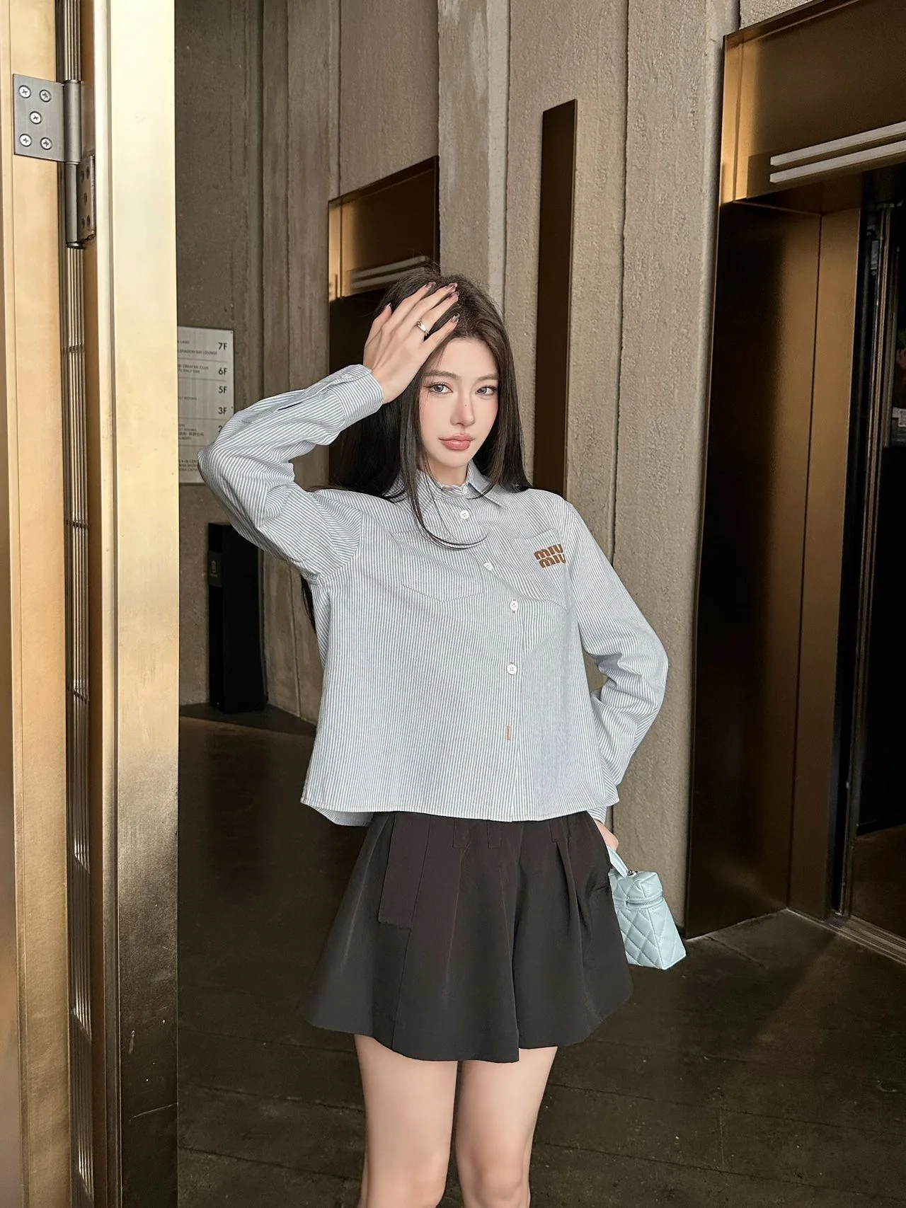 미우미우 스트라이프 카라 여성 셔츠 상세 이미지 5