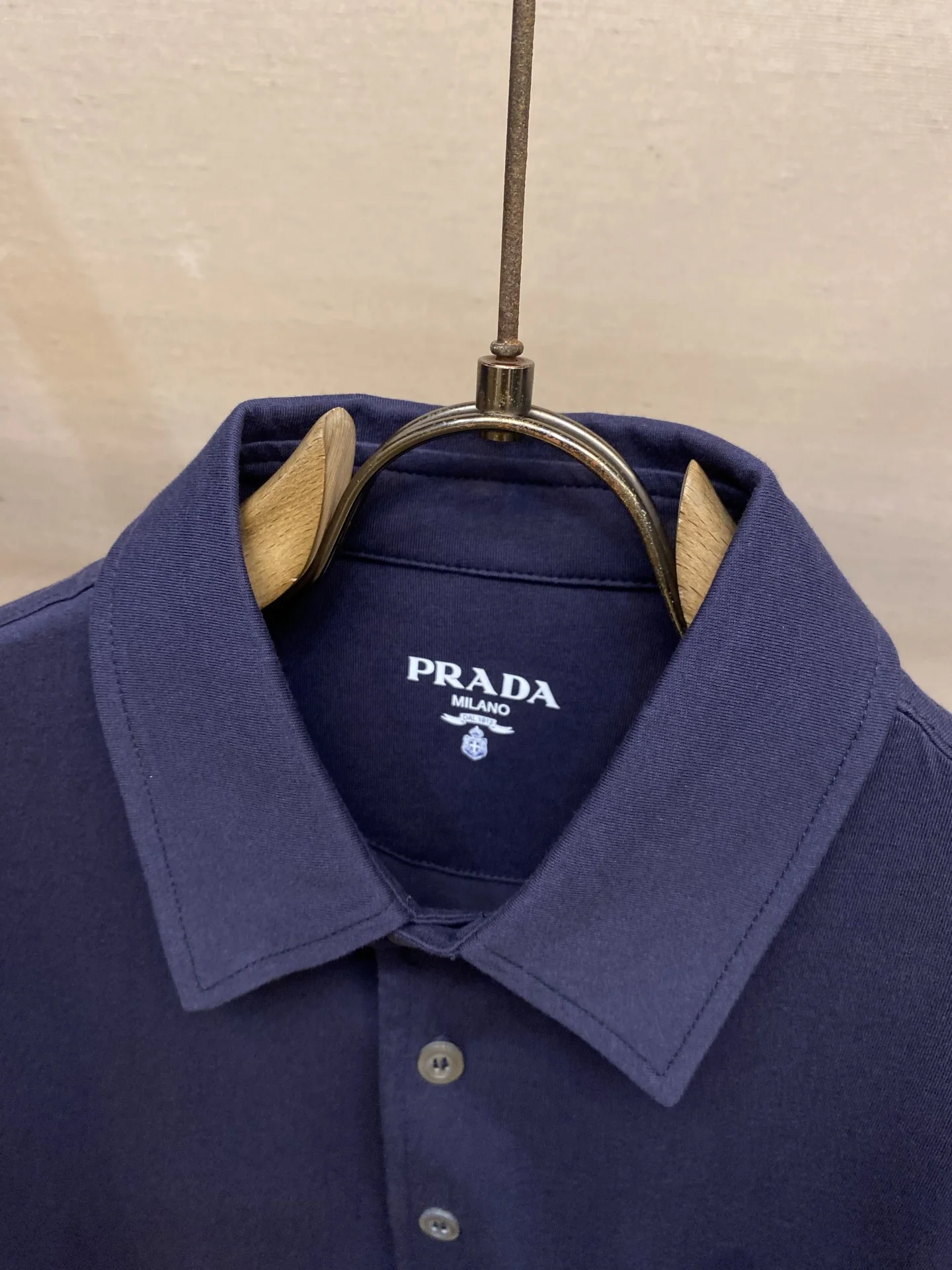 프라다 트라이앵글 로고 코마 코튼 반팔 폴로셔츠 상세 이미지 4