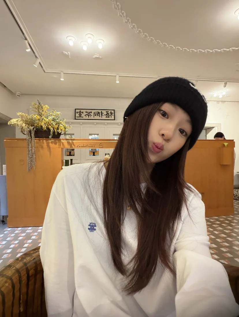 셀린느 마이크로 로고 자수 남성 긴팔 티셔츠 26SS 상세 이미지 13