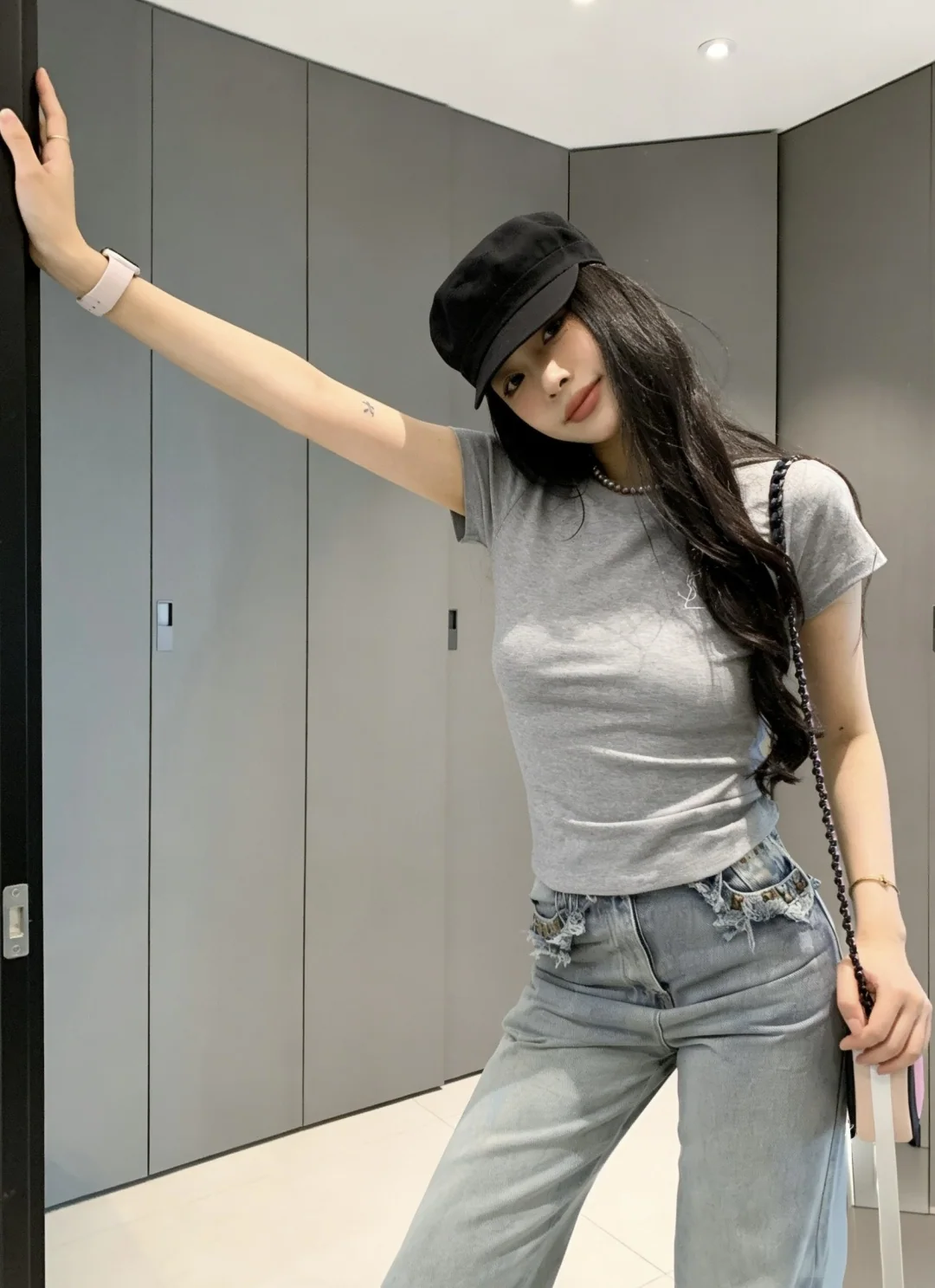 생로랑 자수 로고 여성 반팔 티셔츠 상세 이미지 9