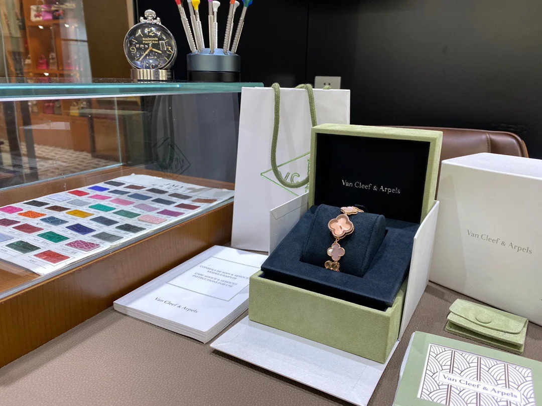 반클리프 아펠 스위트 알함브라 쿼츠 다이아 골드 오닉스 자개 여성 시계 레플리카 44960 Van Cleef & Arpels