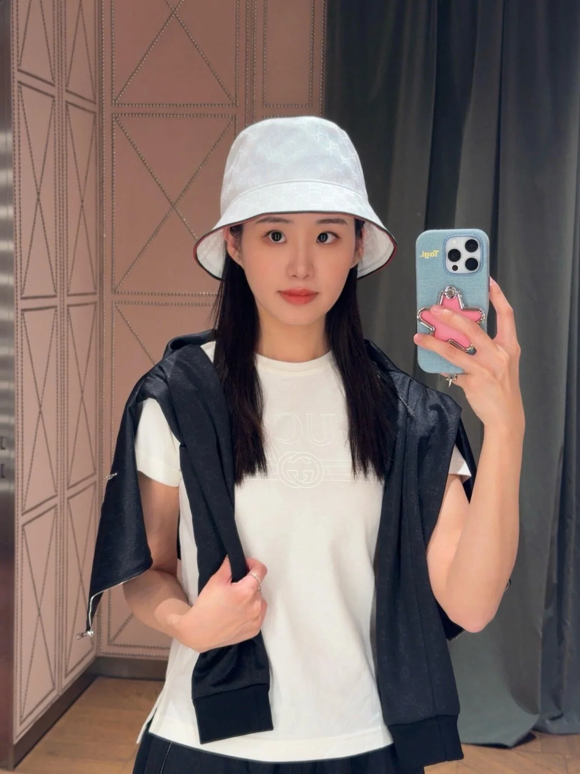 구찌 레터 프린트 3D 엠보스 반팔 티셔츠 상세 이미지 5