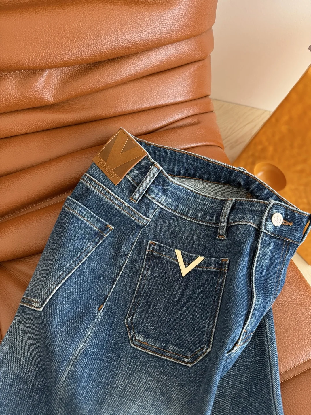 발렌티노 프론트 포켓 더블V 메탈 인레이 슬림 스트레이트 진 바지 상세 이미지 6