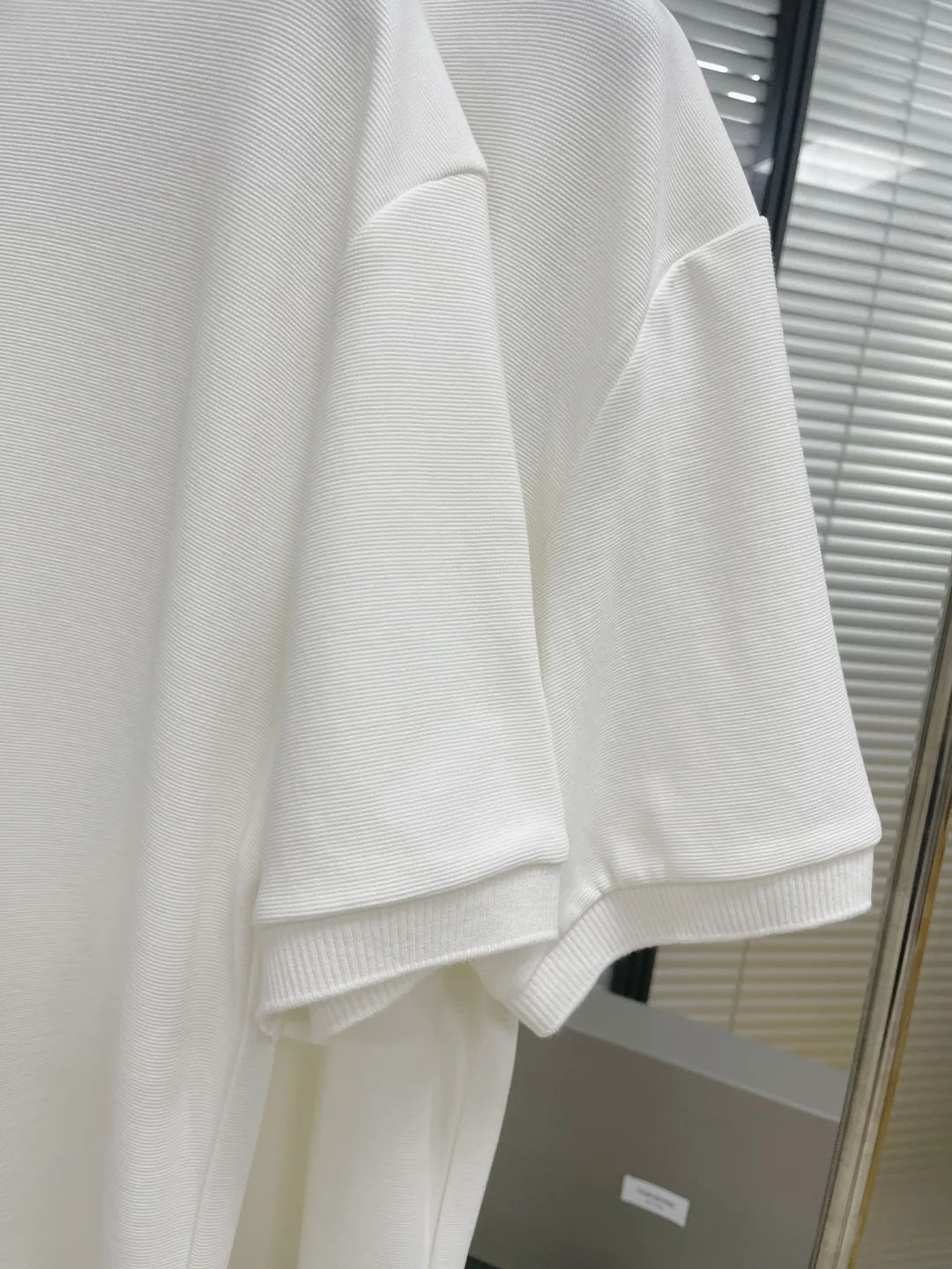 톰브라운 극세사 수면 파문 반팔 티셔츠 상세 이미지 7