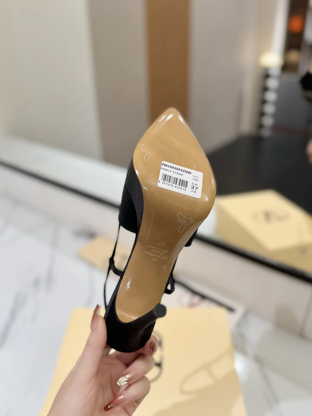 발렌티노 V 버클 메탈 장식 샌들 상세 이미지 9