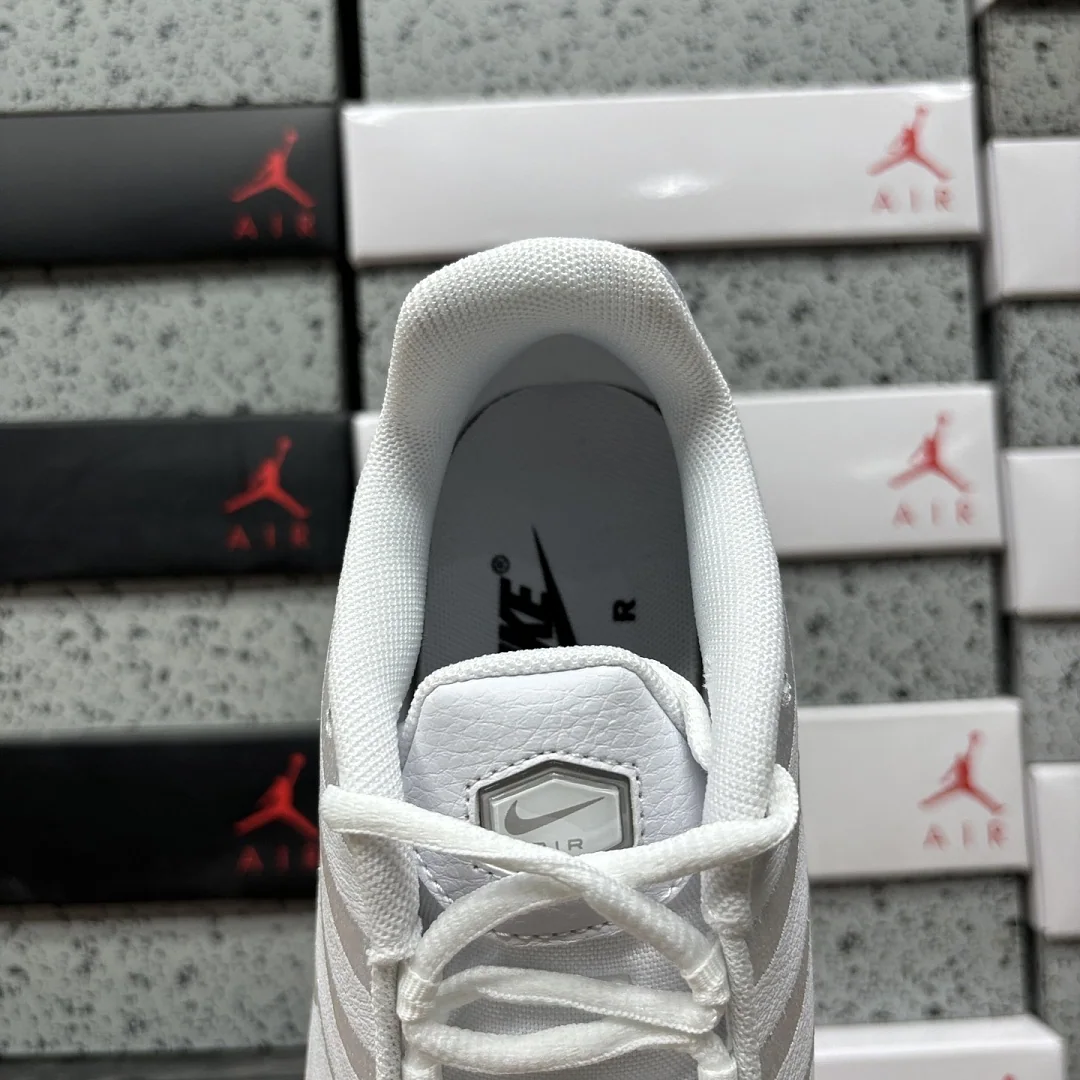 나이키 [DF] 에어 맥스 플러스 AJ2029-100 201710 Nike Air Max Plus Triple White 상세 이미지 9