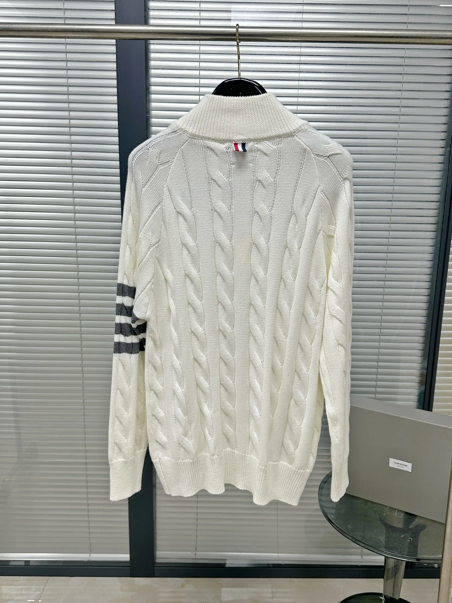 톰브라운 그레이 케이블 모크넥 니트 남녀공용 상세 이미지 3