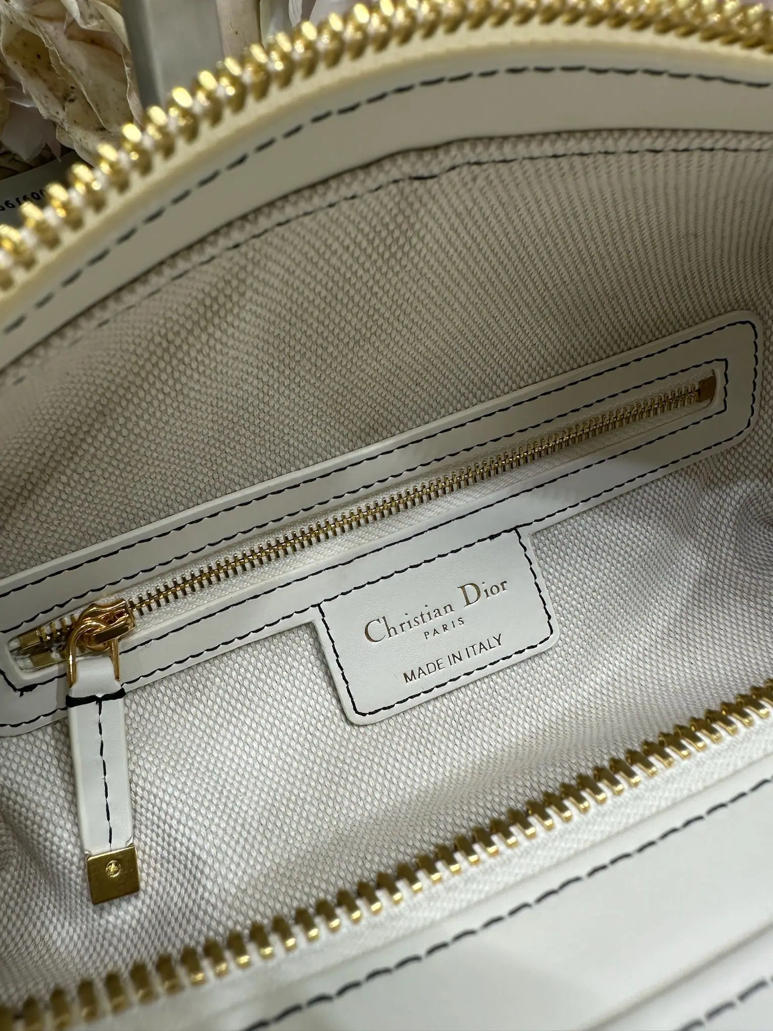 디올 만두 쉐입 화이트 카프스킨 숄더백 상세 이미지 8