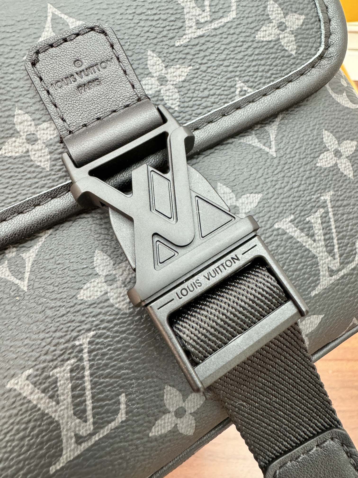 루이비통 M12518 가죽 가방 상세 이미지 3