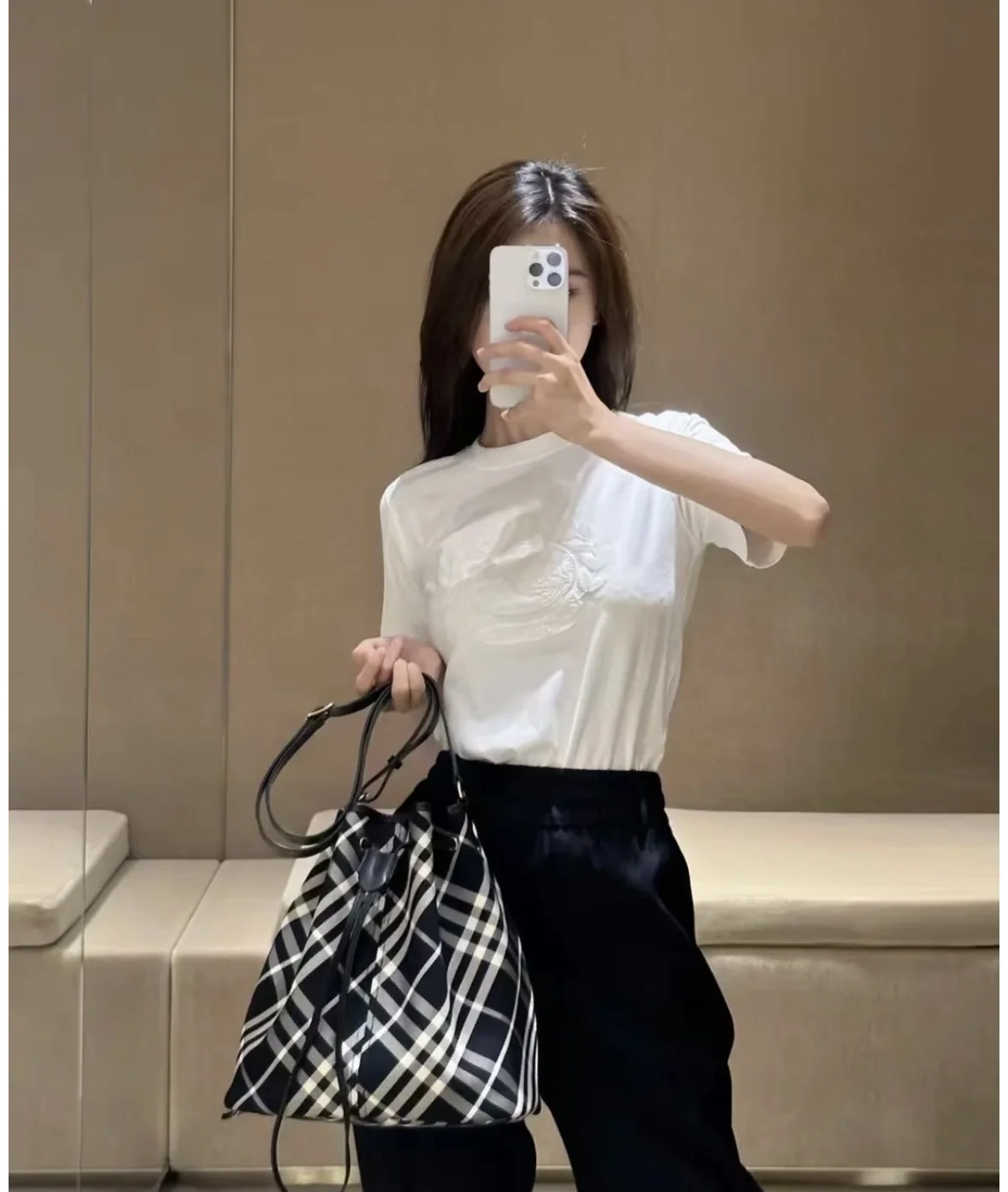 버버리 체크무늬 검은색 버킷백 상세 이미지 1