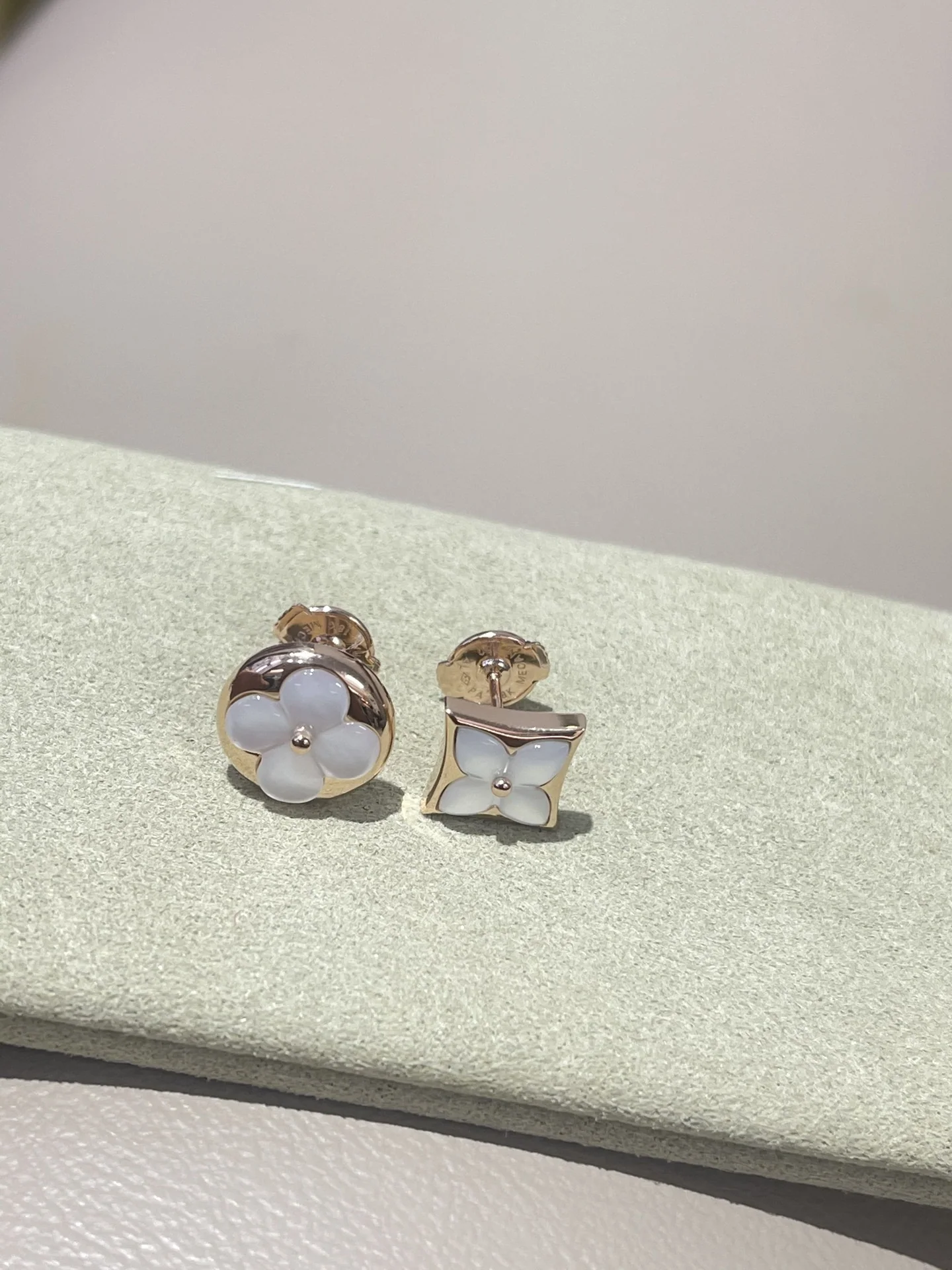 루이비통 18 K 골드 화이트 셸 귀걸이 상세 이미지 7