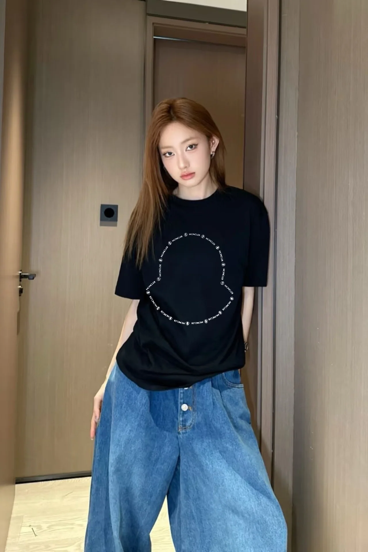 몽클레어 디지털 컷아웃 로고 여성 반팔 상세 이미지 3