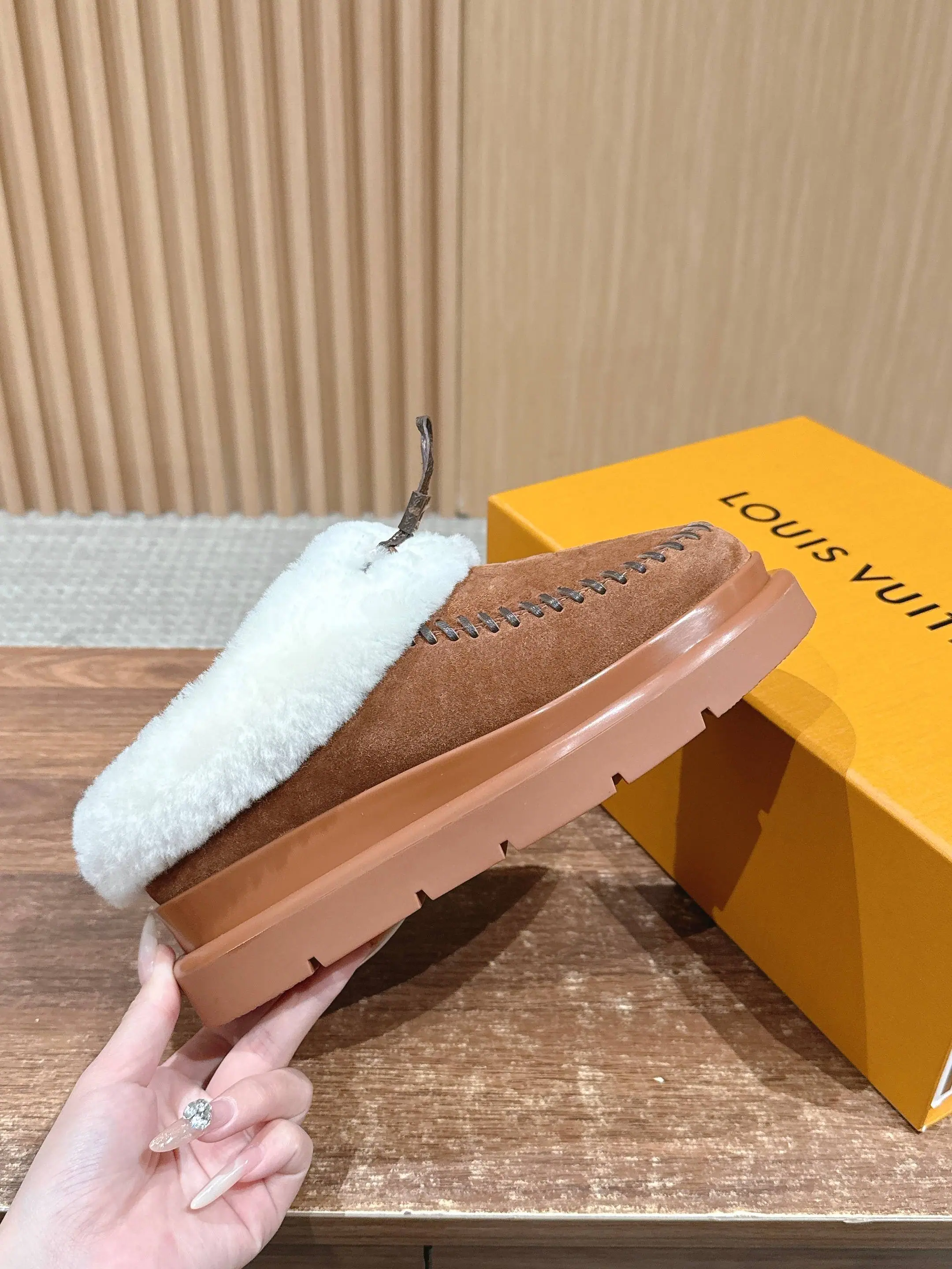 루이비통 모노그램 엠보싱 스웨이드 로퍼 상세 이미지 5