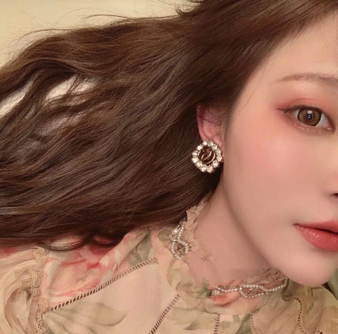 구찌 스퀘어 라운드 다이아몬드 스터드 귀걸이 상세 이미지 2