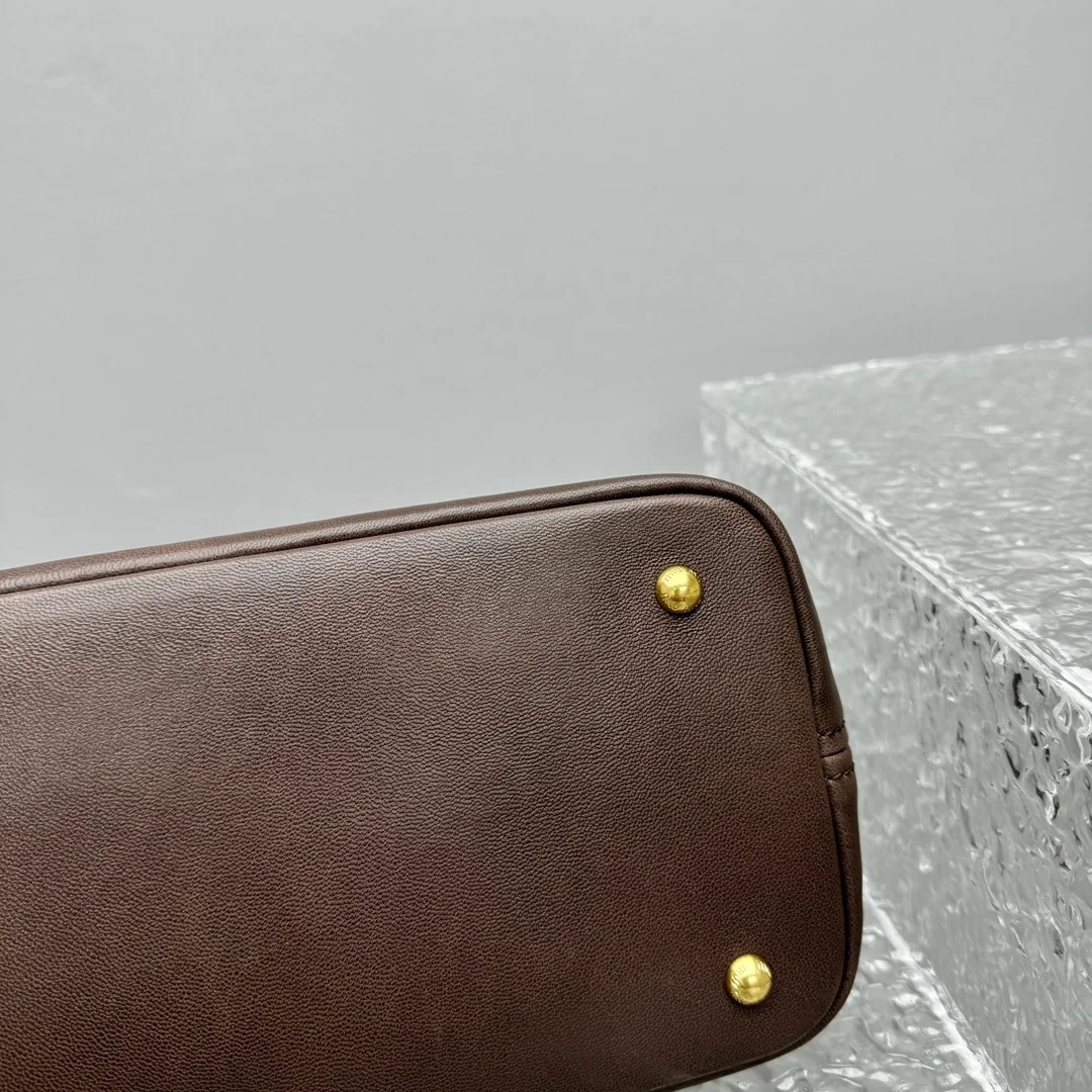 미우미우 미디 사이즈 가죽 핸드백 상세 이미지 10