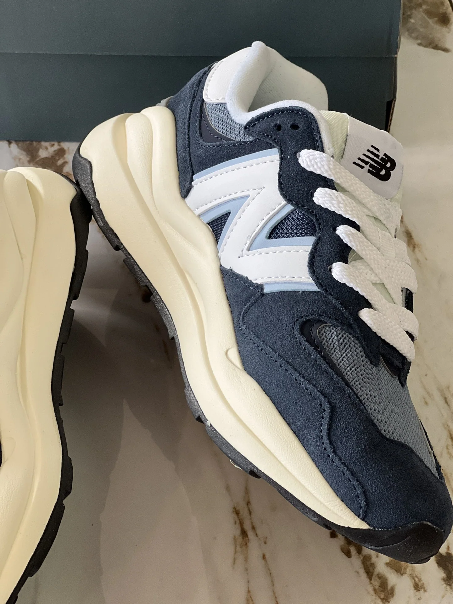 뉴발란스 M5740 스웨이드 남성 신발 상세 이미지 4