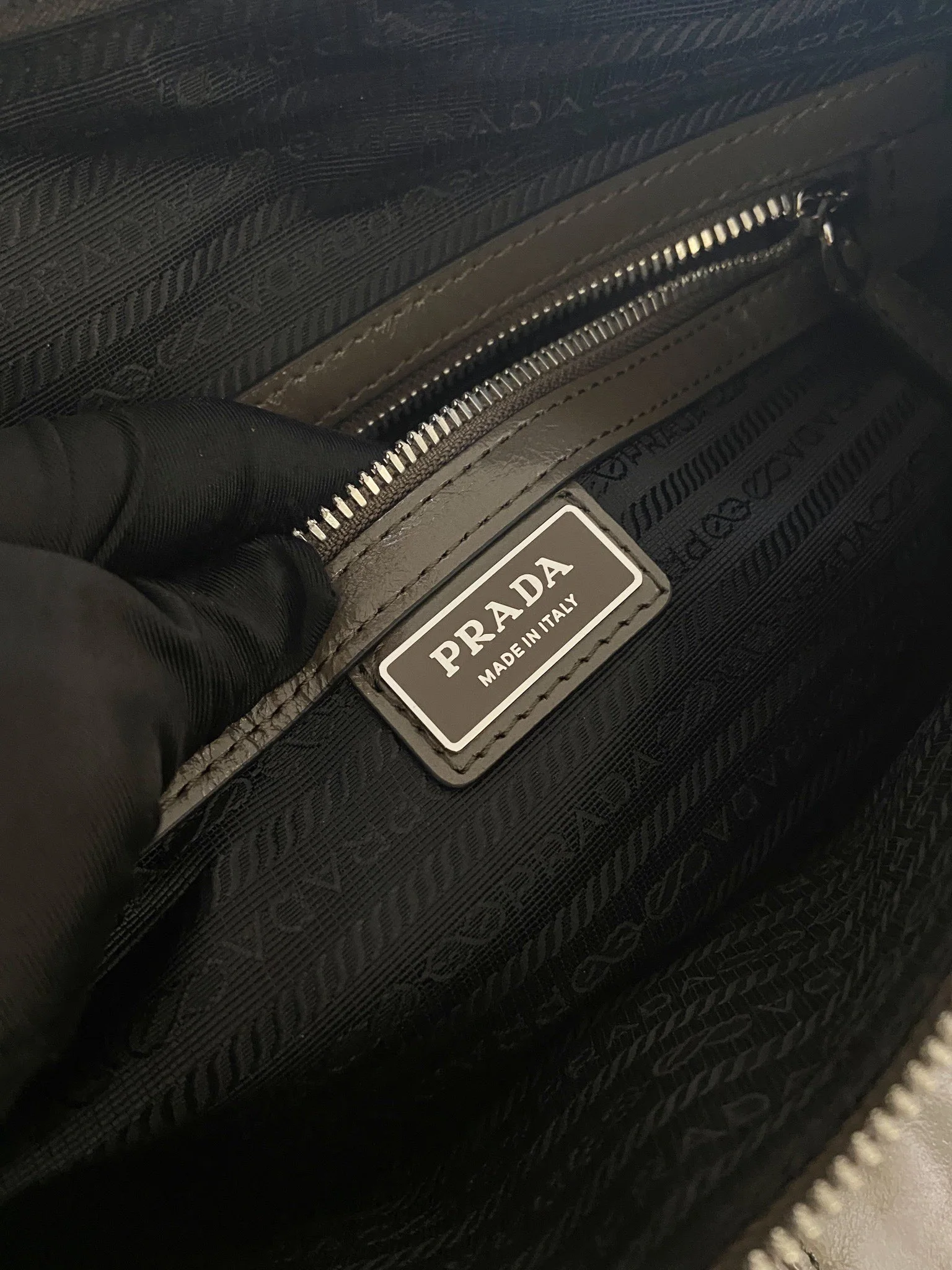 프라다 오일 왁스 가죽 메신저백 2VH187 상세 이미지 9