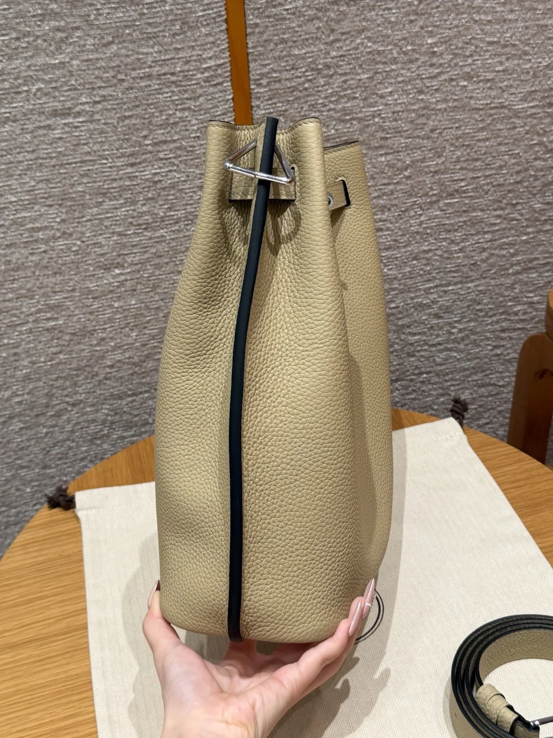 에르메스 켈리 트렌치 그레이 소가죽 버킷 가방 상세 이미지 3